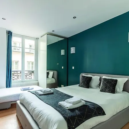 Double Apartment-70sqm-champs Elysees * Paris