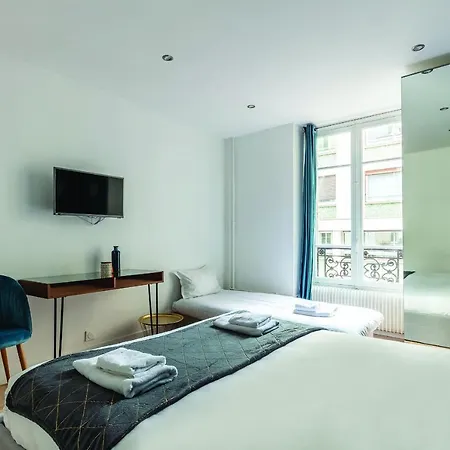 Double Apartment-70sqm-champs Elysees Daire